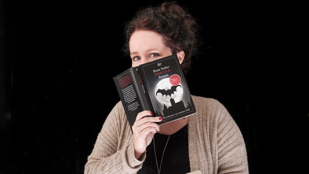 Julia Reuter mit einer Ausgabe von Stokers "Dracula"