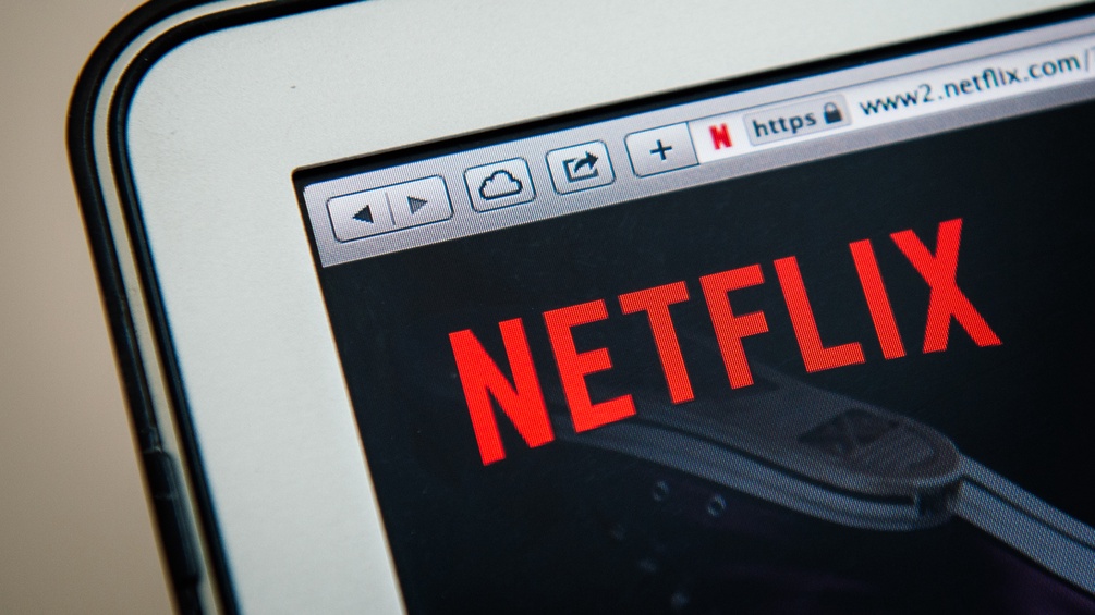 Das Netflix-Logo auf einem Laptop-Bildschirm
