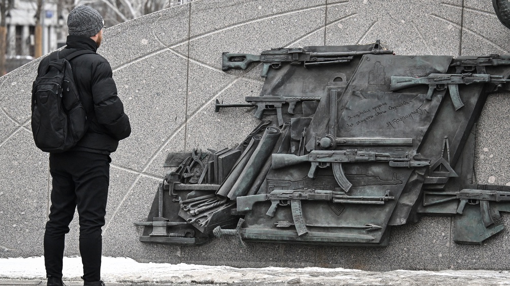 Ein Mann sieht sich das Ak-47 Monument in Moskow an.