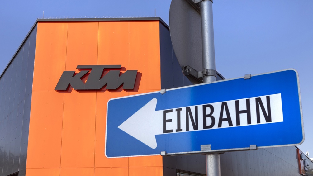 KTM Gebäude in Wien mit einem Einbahn-Schild.