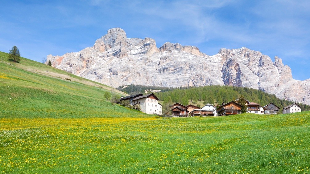 Südtiroler Bauernhöfe am Fuß der Fanes-Gruppe, Dolomiten