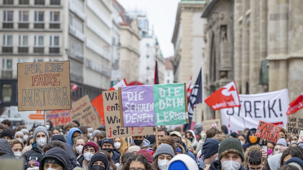 Schüler demonstrieren gegen das Wiederaufleben der verpflichtenden mündlichen Matura in Wien.