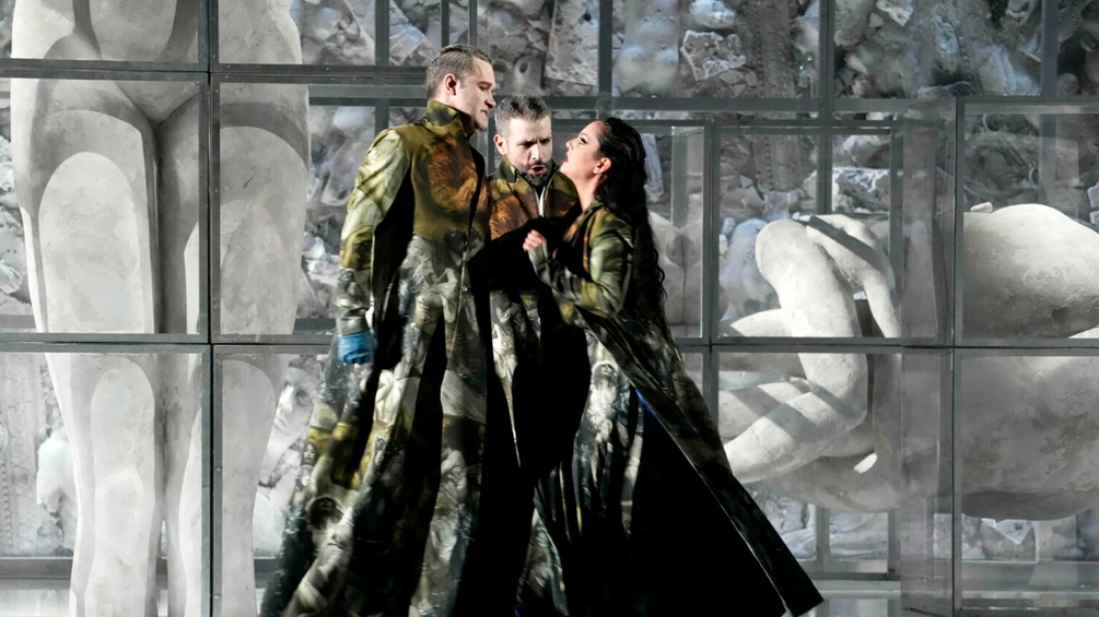 Szene der Aufführung: Grigory Shkarupa, Enea Scala und Anastasia Bartoli