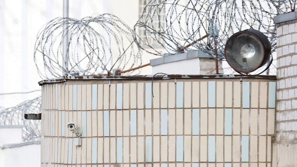 Eine Mauer eines Gefängnisses in Minsk