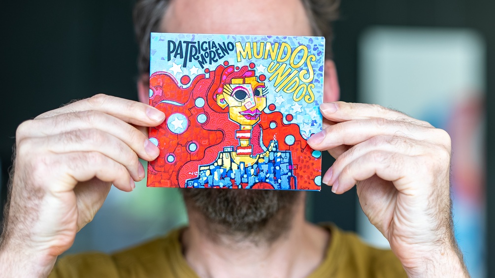 Andreas Felber hält CD von Patricia Moreno vor sein Gesicht