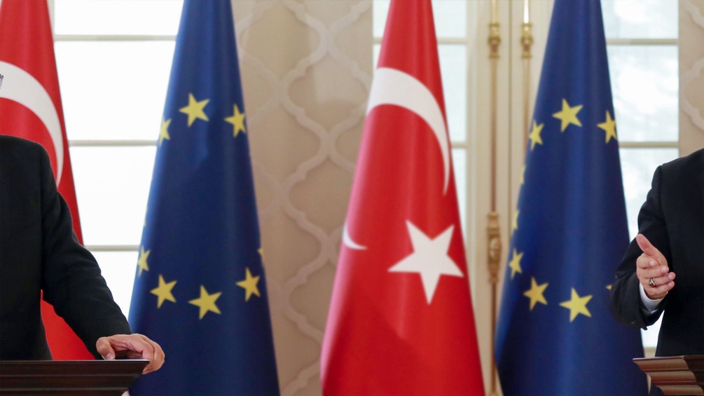 Fahnen der Türkei und Europas