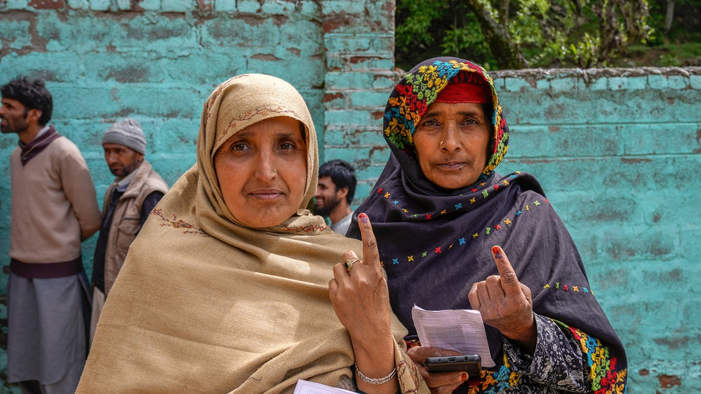 Zwei indische Frauen, die bereits gewählt haben