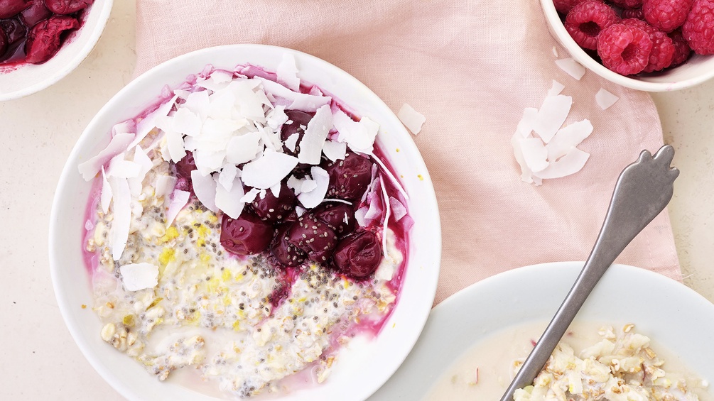 PICTUREDESK.COM/FOODCOLLECTION/ANASTASIIA NURULLINA Porridge mit Obst, Himbeeren
