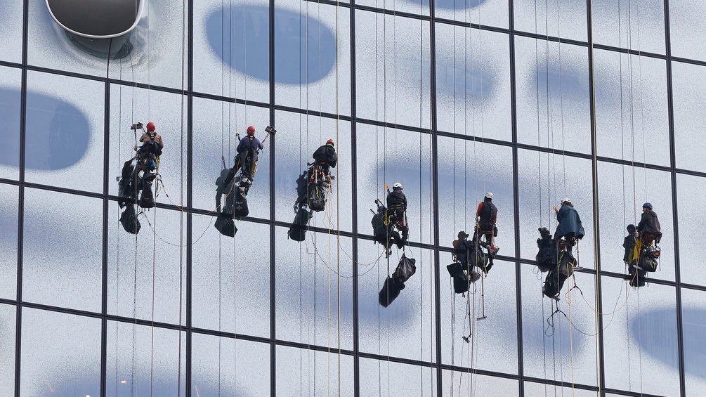 Industriekletterer an Fenstern der Elbphilharmonie
