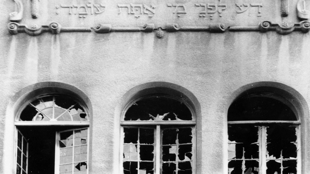 Zerstörte Fenster nach der Reichspogromnacht