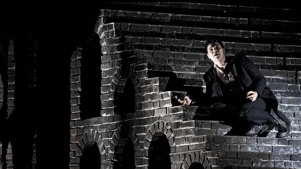 Hamlet-Darsteller auf Stufen, Theater-an-der-Wien-Aufführung, 2013