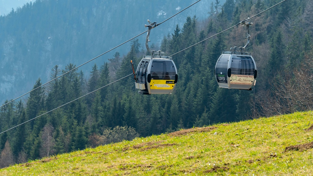 Kabinenbahn über einen grünen Berghang
