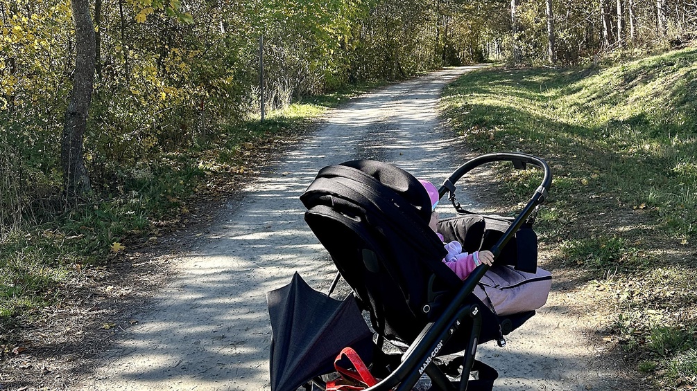 PICTUREDESK.COM/ANDREAS TISCHLER Kinderwagen auf einem Wanderweg