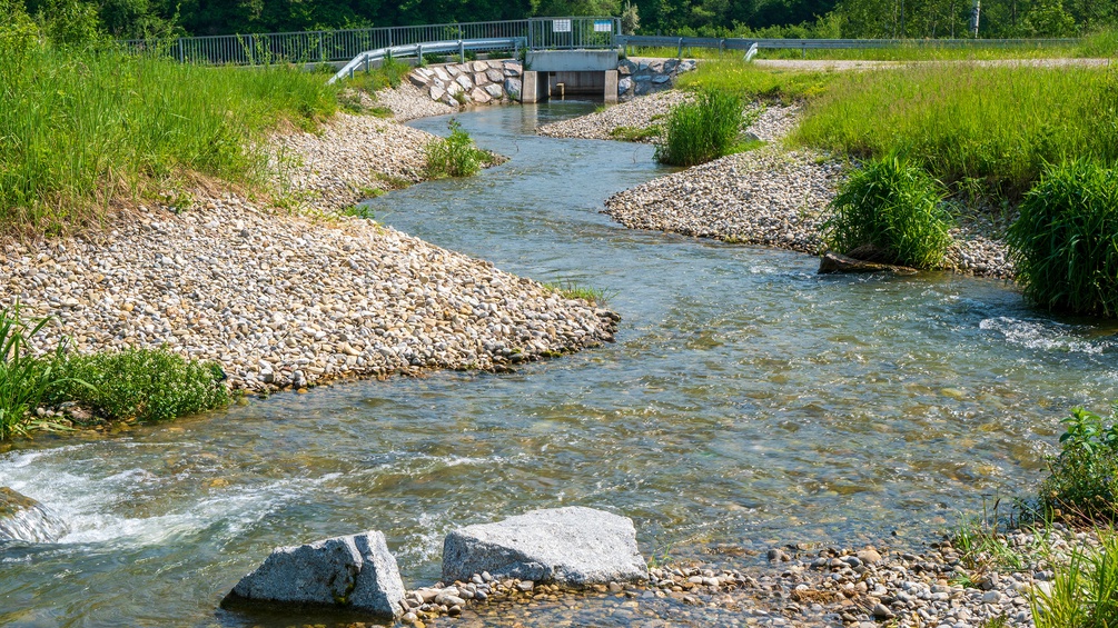 Fischtreppe am Wasserkraftwerk bzw. Staumauer als Wanderhilfe für Fische 