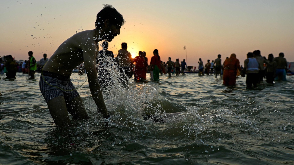 Maha Kumbh Mela: Baden in heiligem Wasser in Indien