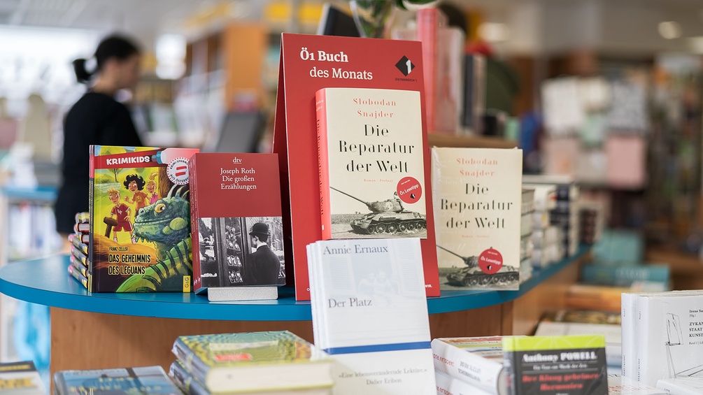 ORF/URSULA HUMMEL-BERGER Buchstand in einer Buchhandlung