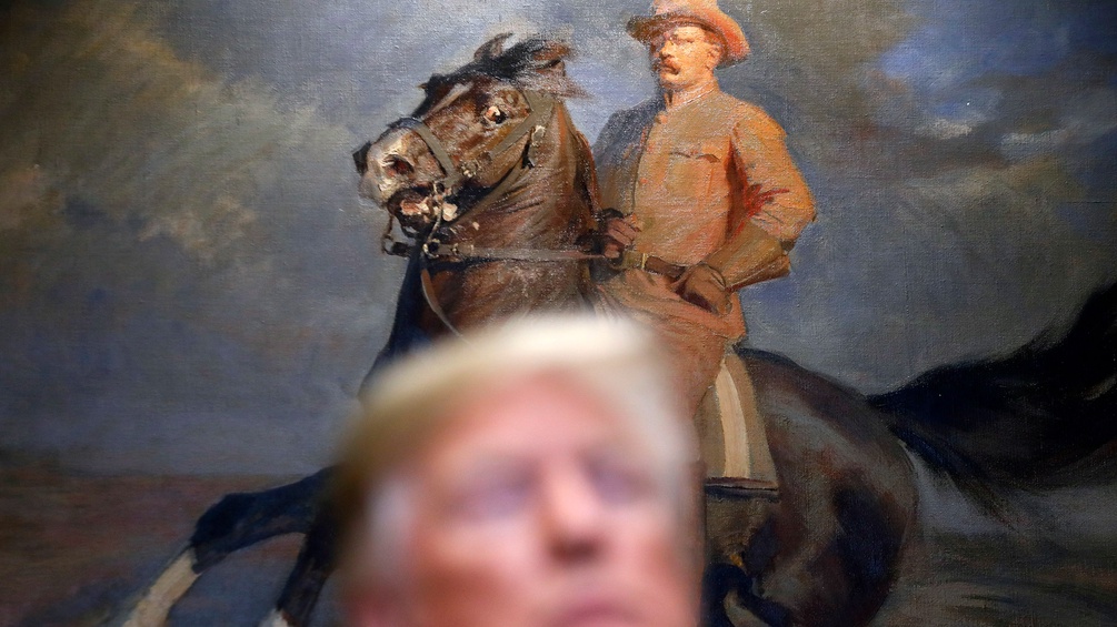 Trump vor einem Gemälde von Theodore Roosevelt