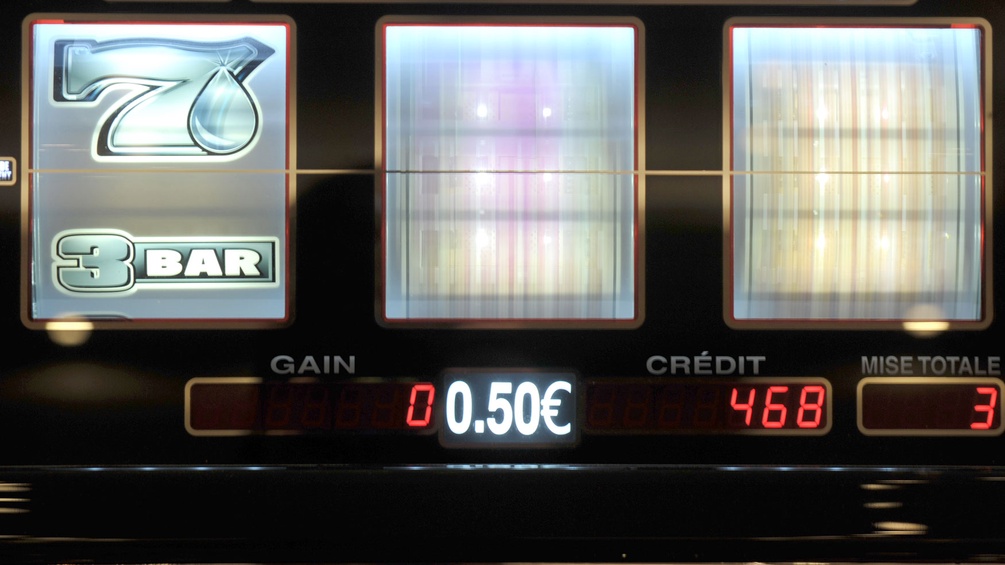 Die Anzeigen eines Spielautomaten im Casino
