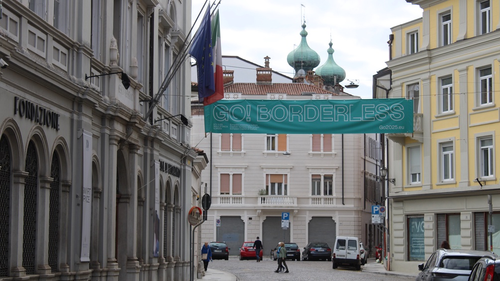 Ein Banner mit der Aufschrift "Go Borderless" in Nova Gorica bzw Gorizia.