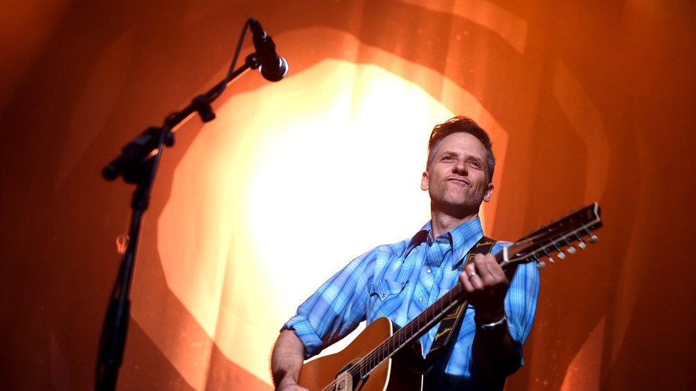 PICTUREDESK.COM/DPA/BRITTE PEDERSEN Joey Burns von Calexico, 2015