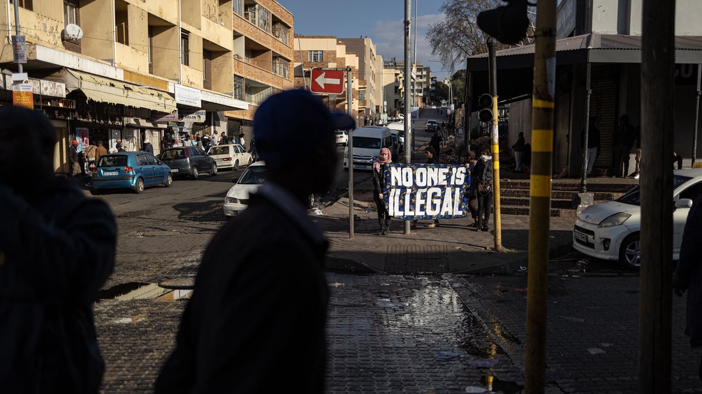 "No one is illegal"-Schriftzug während einer fremdenfeindlichen Demonstration in Johannesburg, Südafrika