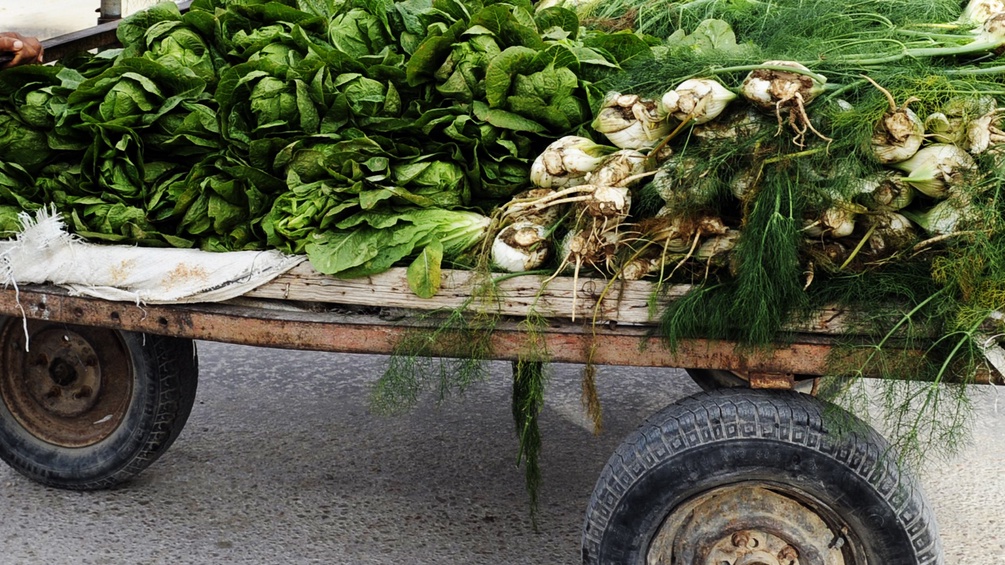 Ein Holzwagen mit Gemüse in Tunesien.