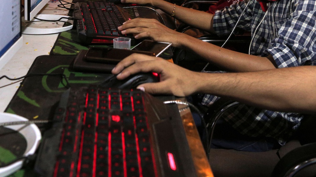 PICTUREDESK.COM/AFP/SAI AUNG MAIN Männer in Myanmar vor Computern