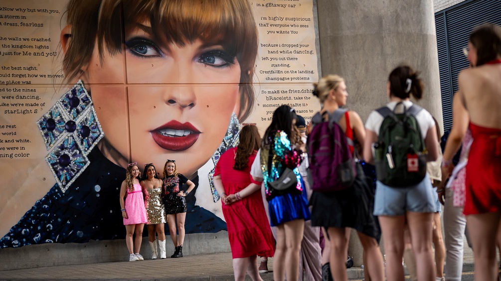 Taylor-Swift-Fans vor einem Wandbild