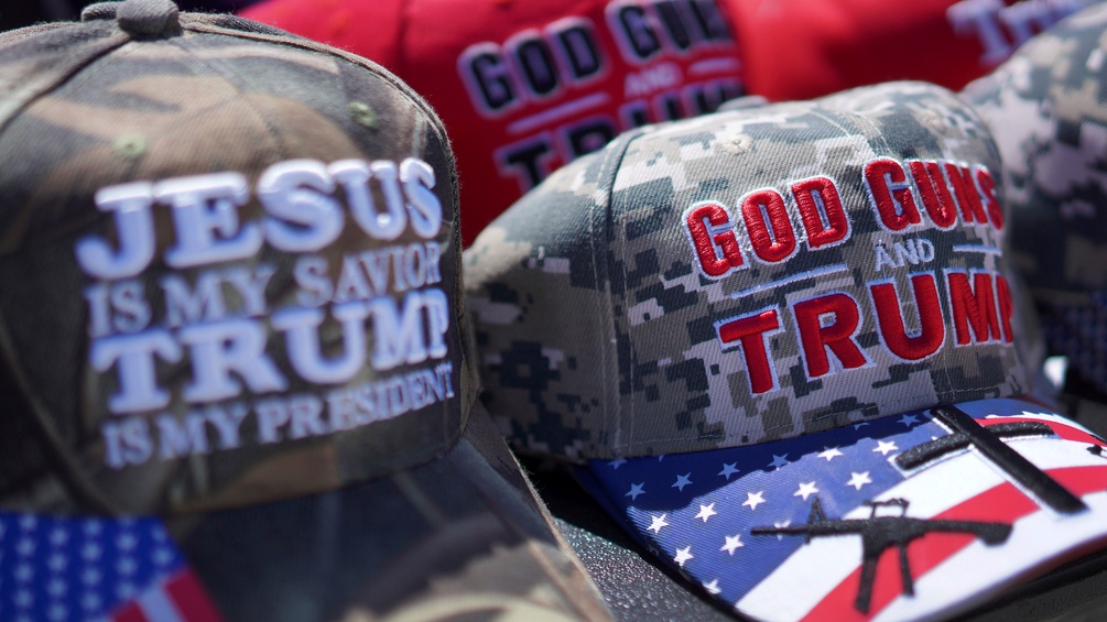 "God, Guns and Trump" und "Jesus is my savior, Trump is my president" auf Schirmkappen