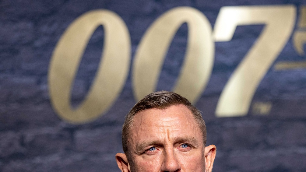 Daniel Craig vor 007-Logo