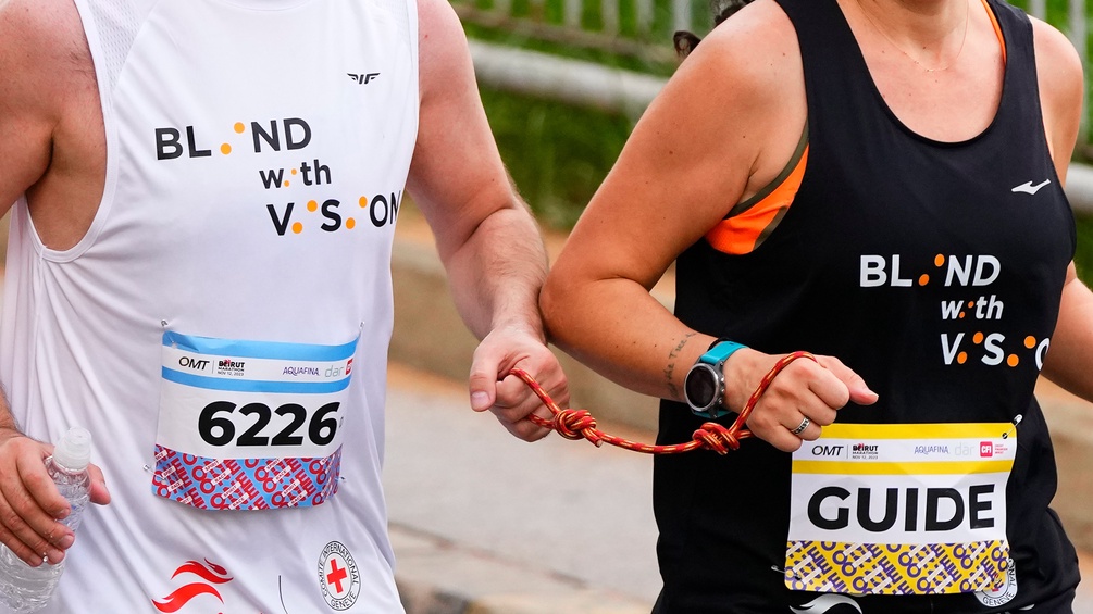 Blinder Läufer mit Tandem-Partnerin