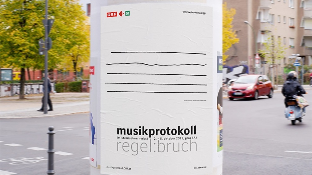 Litfaßsäule mit Plakat