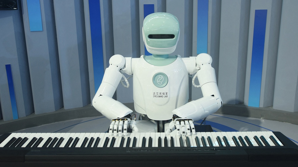 Ein Roboter spielt das Klavier.