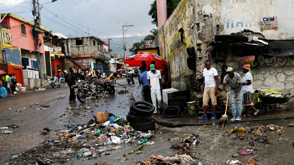 Straßenzug in Port-au-Prince nach einem Regenguss