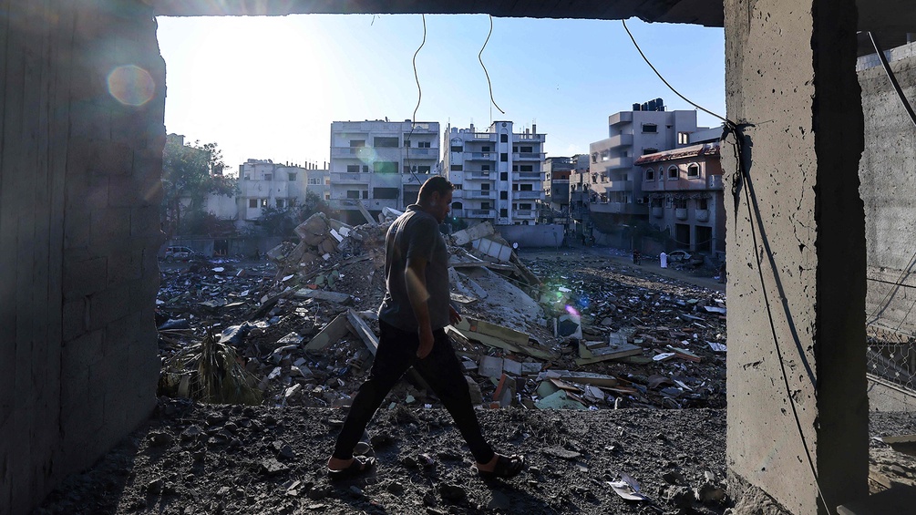 Mann im zerstörten Teil des Gazastreifens