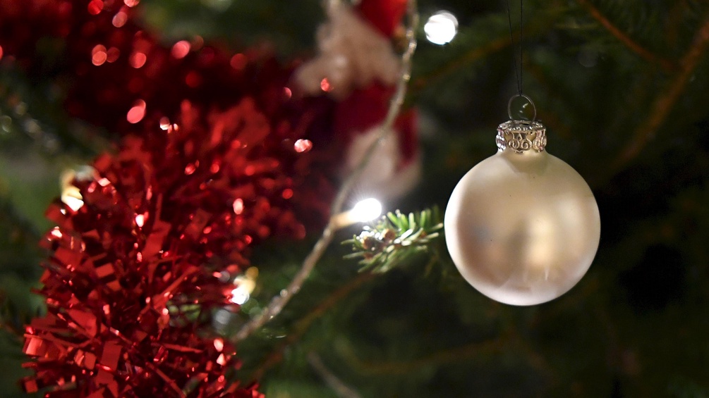 Rote Girlande und Christbaumkugel