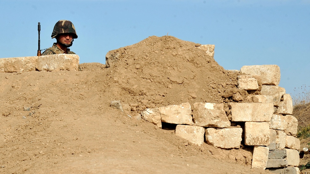 Armenischer Soldat an der Grenze zu Aserbaidschan