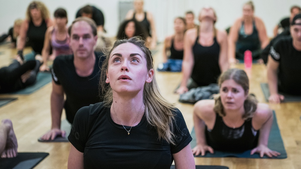 AFP/LOIC VENANCE Mehrere Leute nehmen an einer Yoga-Stunde teil