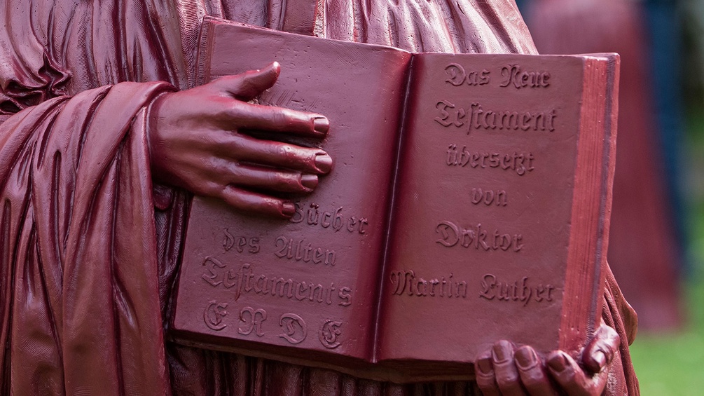 Martin-Luther-Statue hält Buch