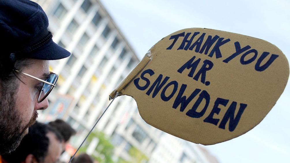 Ein Demonstrant hält einen Karton auf dem "Thank you Mr. Snowden" steht.