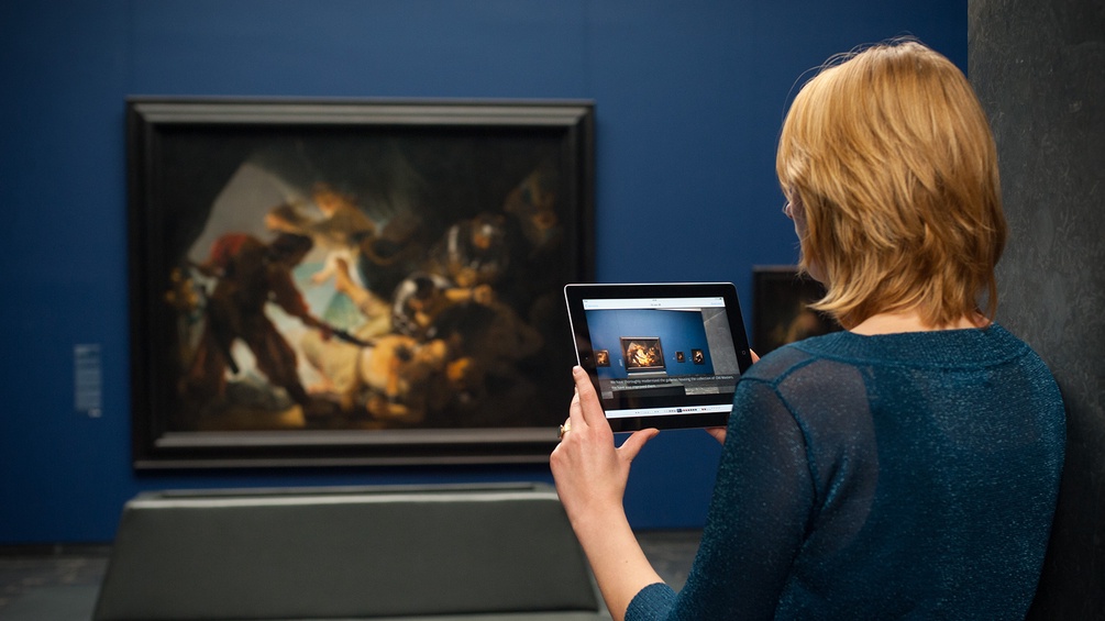 Digitale Erweiterung im Städel Museum, Frau hält Tablet