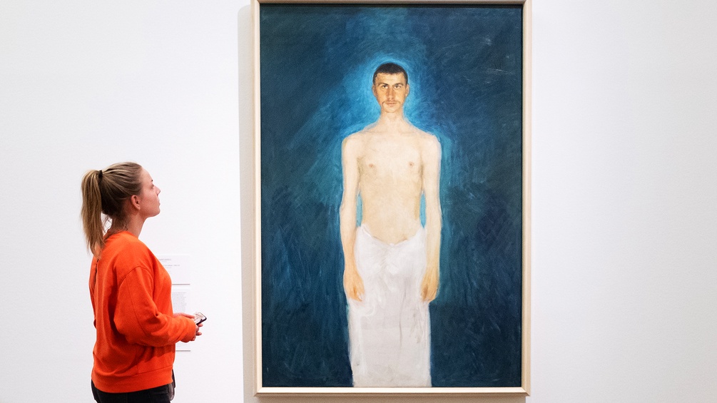 Besucherin vor einem Exponat der Ausstellung Wien 1900 im Leopoldmuseum