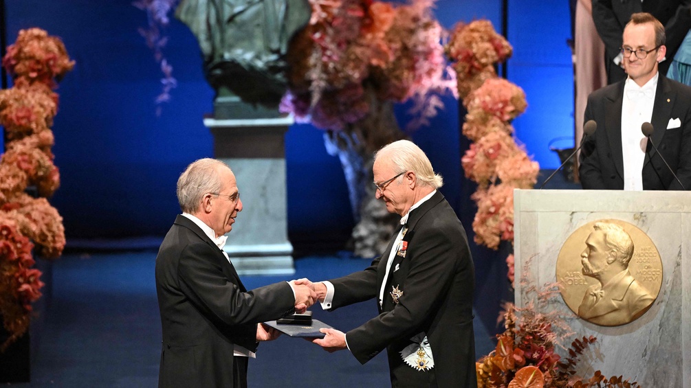 Der schwedische König Carl Gustav überreicht den Nobelpreis für Physik an Michel H. Devoret