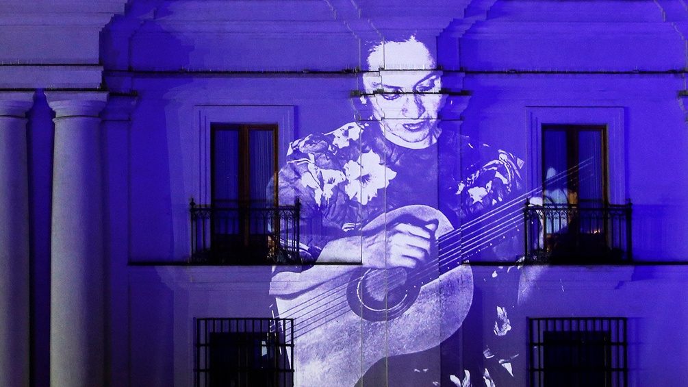 Projektion von Violeta Parra auf eine Hausmauer