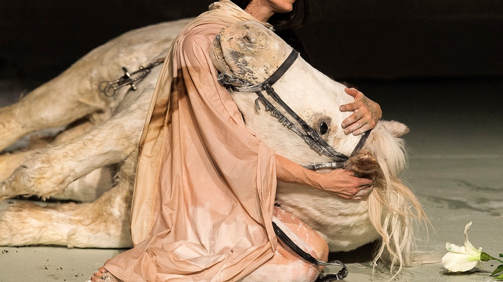 Jeanne-D'arc-Darstellerin mit Pferd auf der Bühne