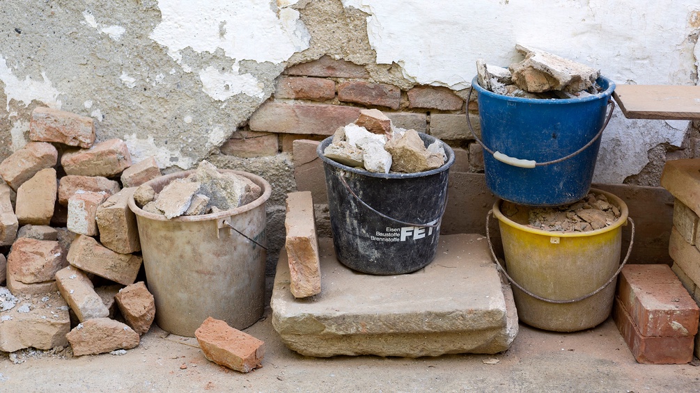 Alte Ziegelsteine und Bauschutt