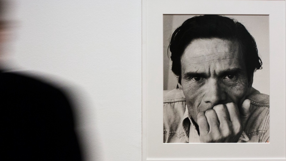 Ein Porträt von Pier Paolo Pasolini hängt in einer Ausstellung