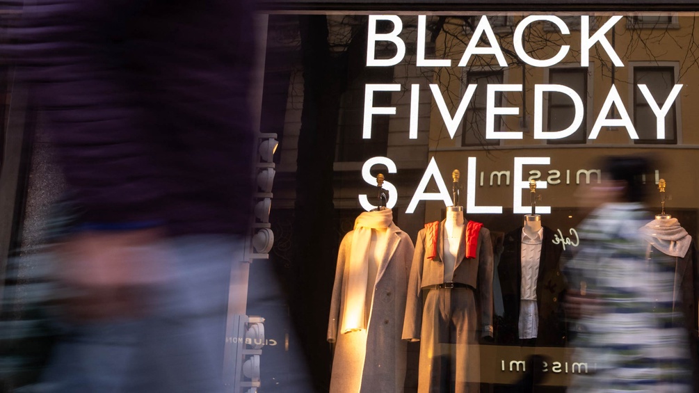 Schaufenster mit "Black Friday"-Werbung
