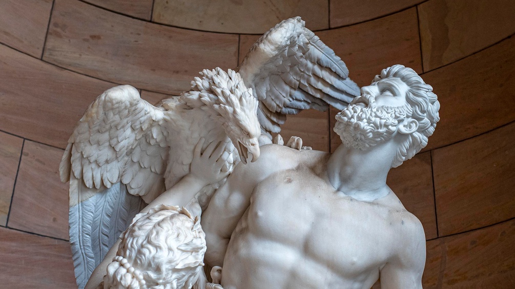 Die Skulptur Prometheus beklagt von den Okeaniden am Eingang zur Alten Nationalgalerie, Berlin