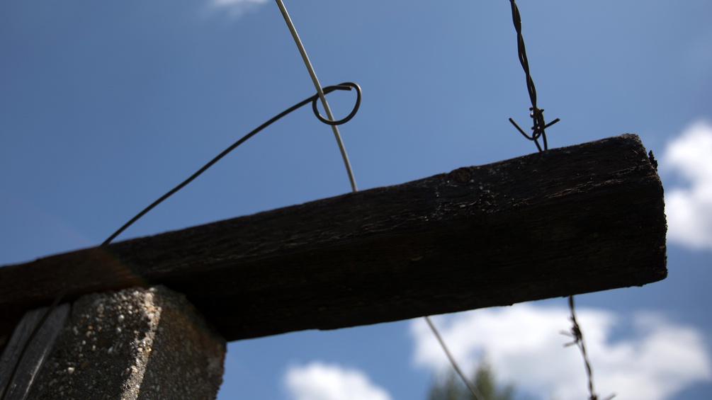 Wiederaufgebaute Grenzsperren des Eiseners Vorhang aus Stacheldraht im Gedächnispark des Paneuropäischen Picknick (Tor zur Freiheit) an der Stelle des alten Grenztors an der Grenze zwischen Österreich und Ungarn welches von Flüchtlingen aus der DDR (Deutsche Demokratische Republik) während des Paneuropäischen Picknick am 19. August 1989 durchgebrochen worden ist.